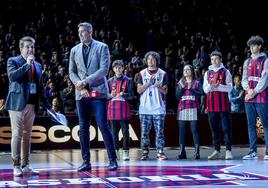 Scola, arropado por su familia, durante el homenaje en el Buesa.