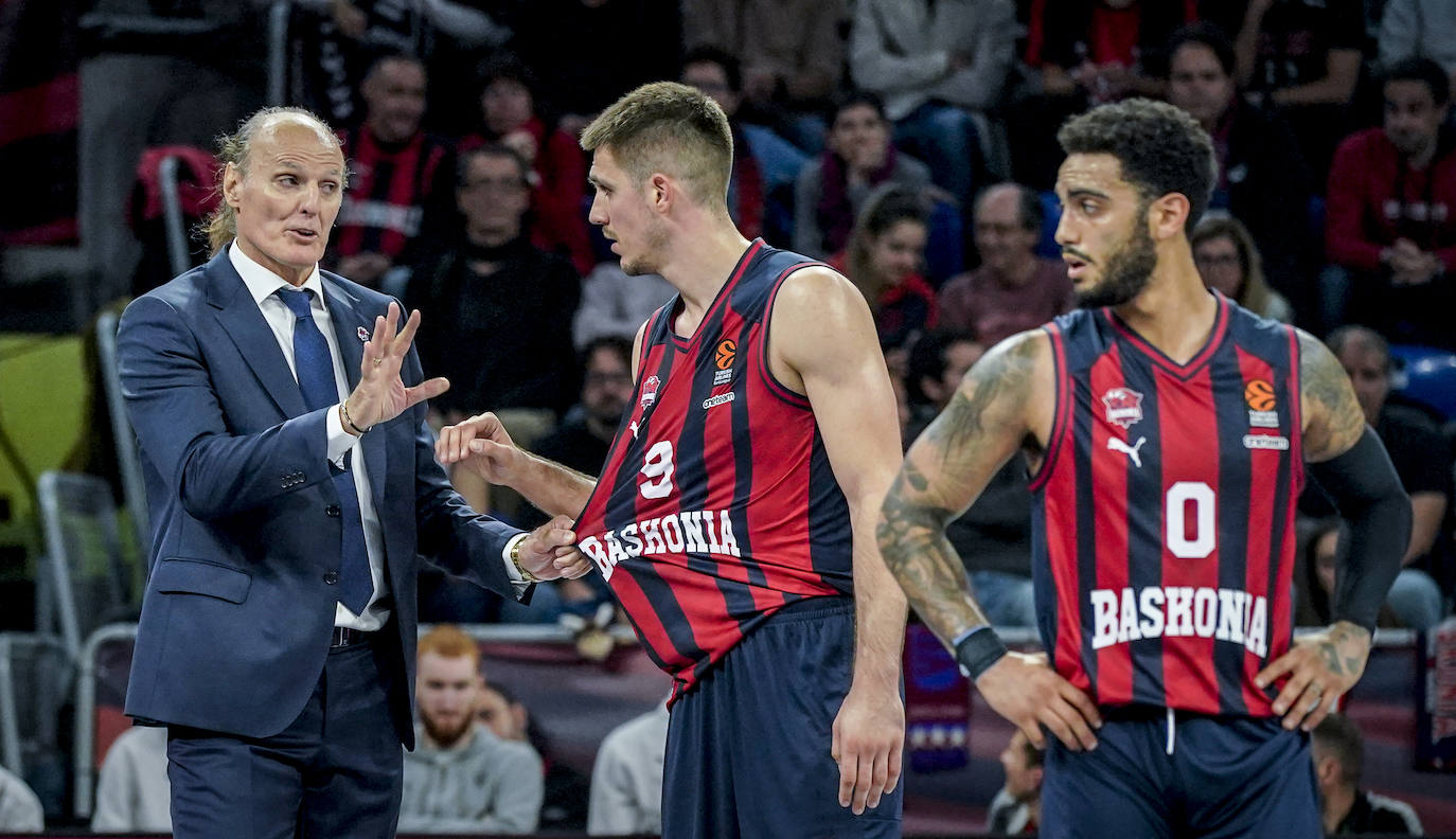 Dusko Ivanovic sujeta por la camiseta a Marinkovic ante la mirada de Howard.