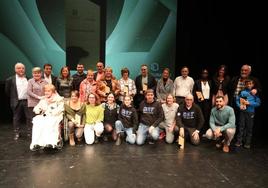 Foto de familia de todos los premiados en la segunda edición de 'Durango Sariak' junto a representantes municipales