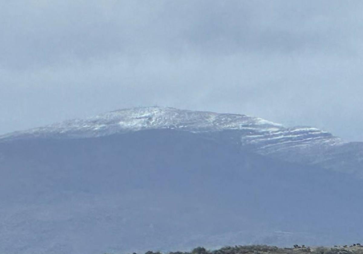 El Gorbea amanece con una fina capa de nieve sobre la cima.