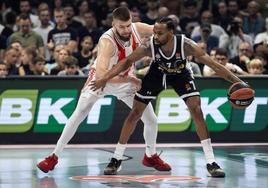 Giedraitis (Estrella Roja) defiende a Kevin Punter (Partizan), ahora lesionado.