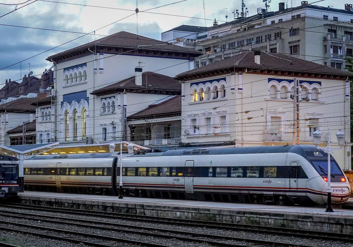 El tren procedente de Madrid, que debería ser un Alvia, a su llegada este jueves a la estación de Dato.