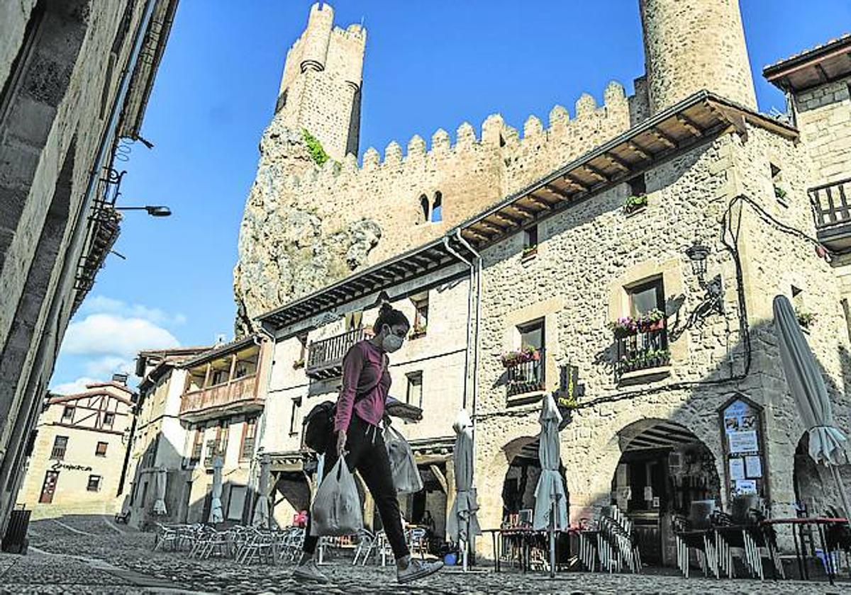 El castillo aguanta en pie rodeado de un foso.