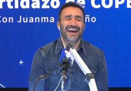 Juanma Castaño, no puede evitar reírse con la comparación de su entrevistado.