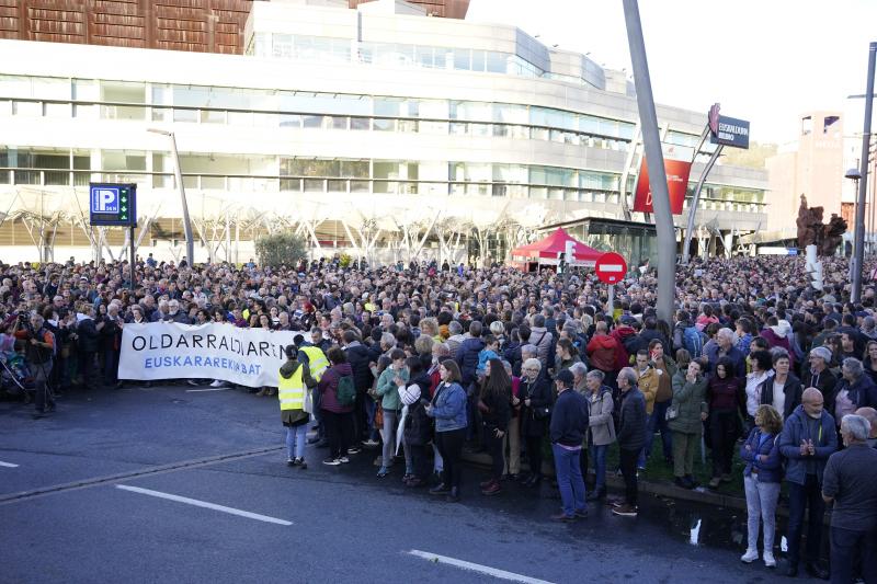 Miles de personas claman en Bilbao para defender el euskera