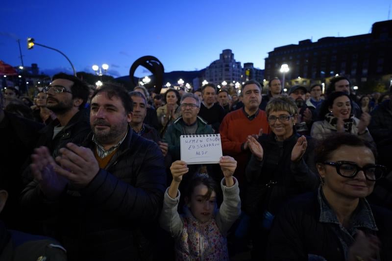 Miles de personas claman en Bilbao para defender el euskera