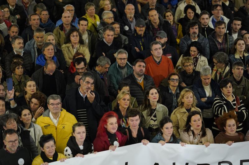 Miles de personas claman en Bilbao para defender el euskera