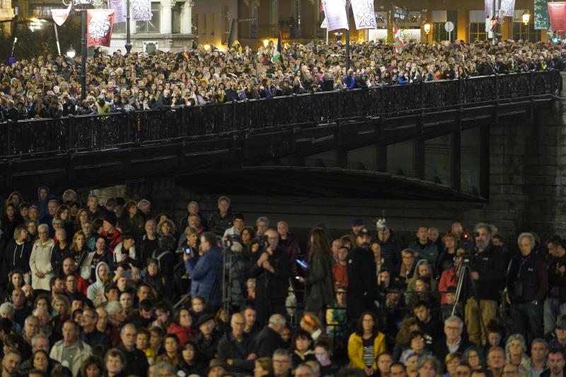 Miles de personas claman en Bilbao para defender el euskera