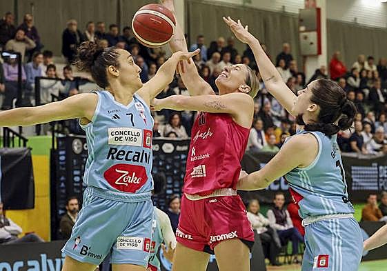 Natalie Van den Adel, entre dos defensoras gallegas anoche en Vigo.