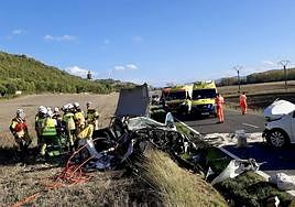 Estado de los vehículos implicados en el siniestro de Lantarón, con el helicóptero al fondo