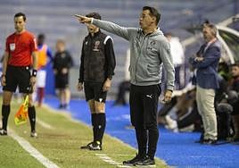 Luis García da instrucciones a sus jugadores en el partido de Copa.