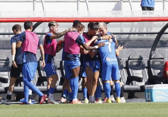 Los azules festejan un gol en Lezama.