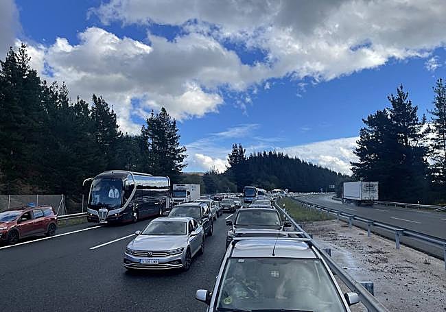 Otra instantánea del atasco en la AP-68.