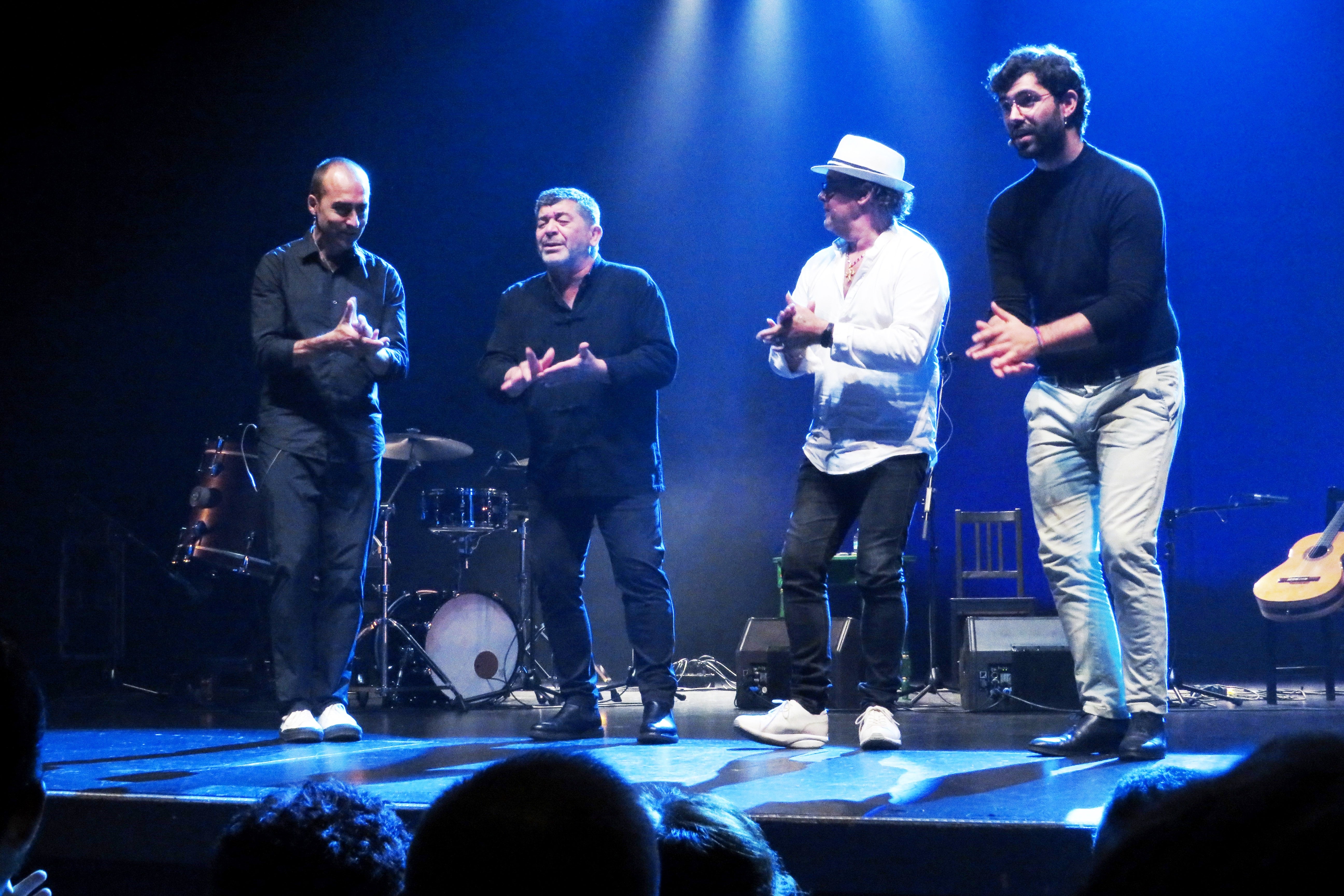 En el bis cantando 'Tres golpes' el percusionista Antonio Moreno, el cantaor Perrate, el tocaor Paco de Amparo y el teclista y bajista Pepe Fernández.