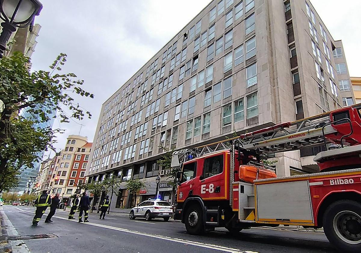 Imagen principal - Imágenes de actuaciones de bomberos y oleaje en Bizkaia. 