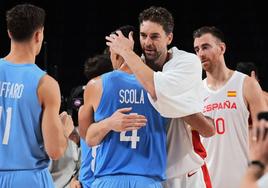 Gasol y Scola se abrazan durante los Juegos Olímpicos de Tokio en el que ambos pusieron fin a sus carreras.