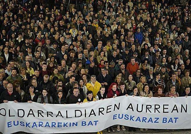Varios miembros del PNV se han colocado en primera fila cuando la manifestación ha llegado al Ayuntamiento.