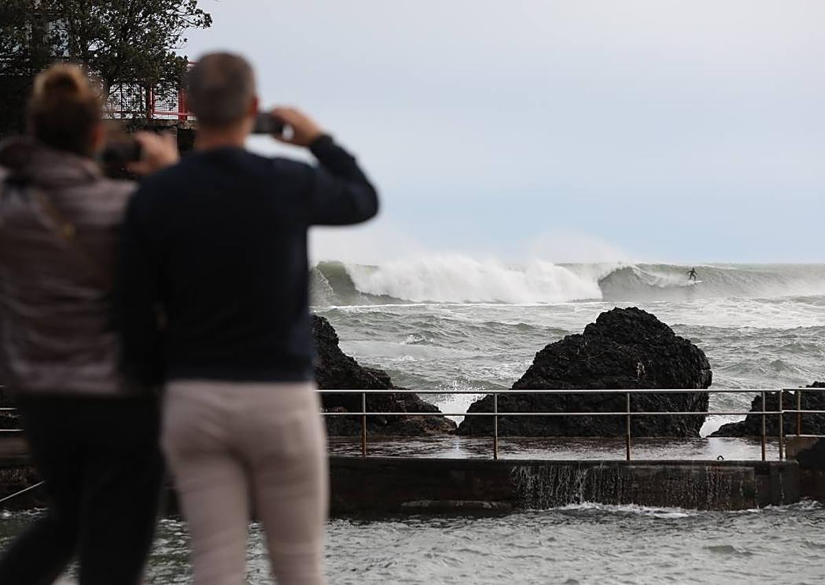 Imagen secundaria 1 - Imágenes de actuaciones de bomberos y oleaje en Bizkaia. 