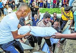 Duelo. Entierro de varios miembros de una misma familia muertos por un bombardeo de Israel en Gaza.