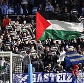 Banderas y gritos a favor de Palestina en el Alavés-Almería