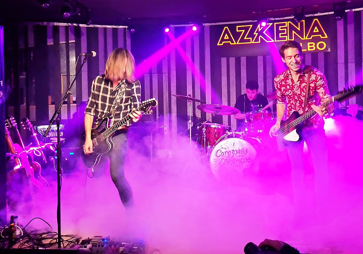 Pau Monteagudo (voz y guitarra), Quique Cuquerella (batería) y Pete Sala (bajo)