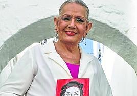 Manolita Chen posa con el libro 'Sin polilla en los armarios'.