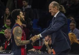 Ivanovic y Howard, instantes antes de fundirse en un abrazo tras vencer al Partizan.