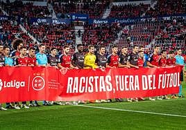Jugadores de Osasuna y Athletic posaron en mayo con la pancarta que condena el racismo en los campos de fútbol.