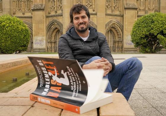 Sergio Vegas y su libro, delante de la Catedral Nueva de Vitoria.