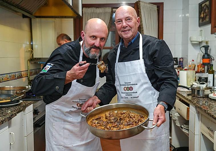 Kike Herrera y Fran Martínez de San Vicente repitieron como tandem para elaborar un pintxo de paté y mousse de garbanzo y un plato de bacalao que vistieron con una porrusalda.