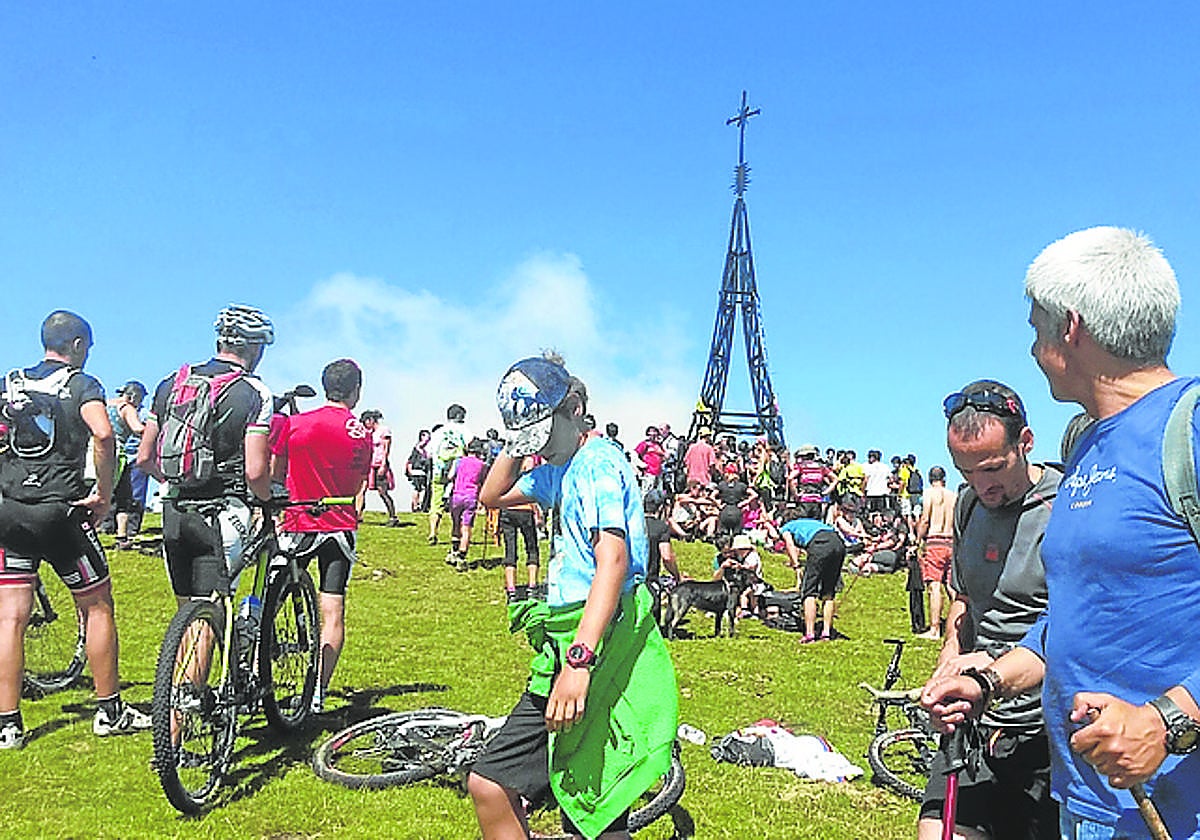 Miles de montañeros suben al año a la cumbre vizcaína.