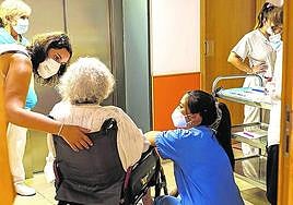 Una población envejecida requiere más atención y gasto sanitario.