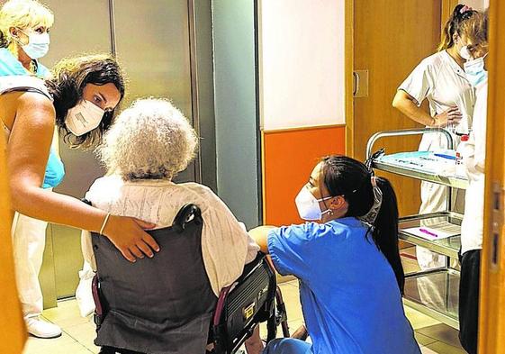 Una población envejecida requiere más atención y gasto sanitario.