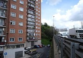 Imagen de archivo de varios bloques de viviendas a unos metros de la BI-30, carretera que da acceso a Barakaldo por el puente de Rontegi.