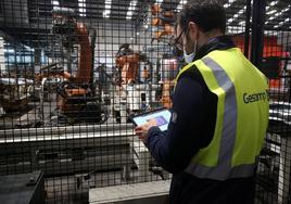 Un operario controlando los equipos automatizados de la factoría de Gestamp de Abadiño