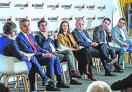 De izquierda a derecha, Manu Alvarez, Javier Quesada Suescun, Javier Quesada de Luis, Sara Jainaga, José Antonio Jainaga, Pablo Jainaga, Jon Cañas y Juan Luis Cañas durante la mesa redonda celebrada en el Hotel Carlton.