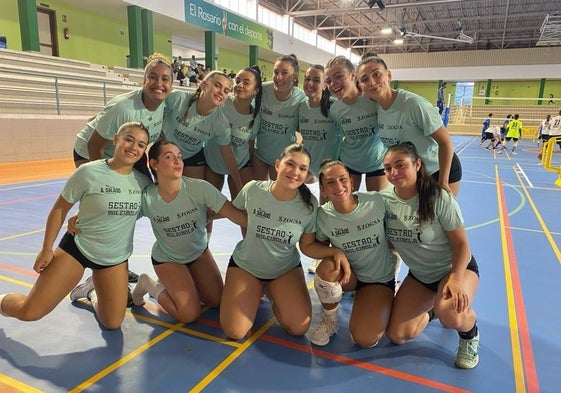 Las jugadoras del CV Sestao celebran su épica victoria frente a Elite Vóley El Rosario.