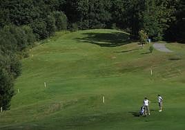 Dos jugadoras de golf ajenas a la información.
