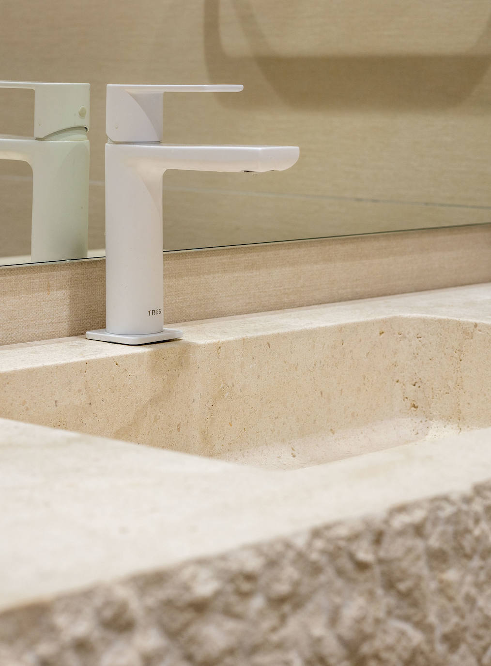 El piso de una pareja en Leioa de estilo mediterráneo en el que se respira calma