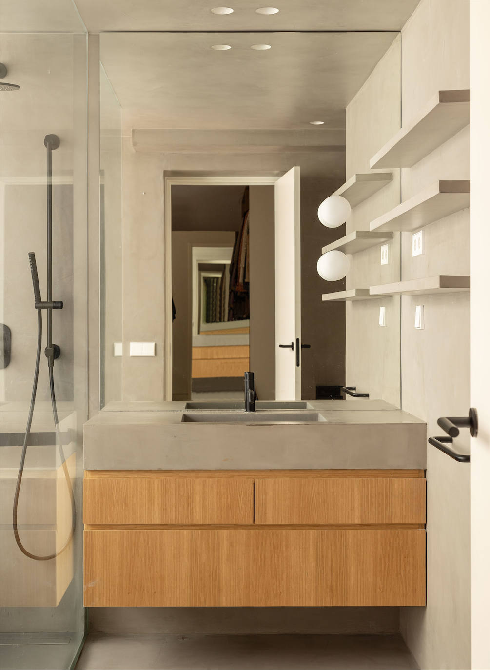 El piso de una pareja en Leioa de estilo mediterráneo en el que se respira calma