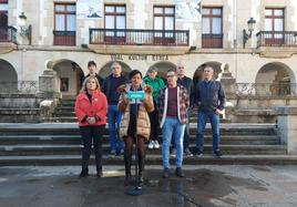 Alcaldes de ayuntamientos gobernados por EH Bildu en Busturialde durante la comparecencia ofrecida este mediodía en Gernika.