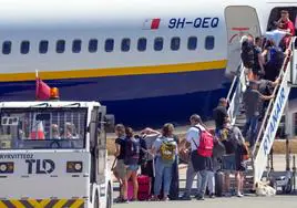 Un grupo de viajeros embarca en un vuelo de Ryanair en Foronda