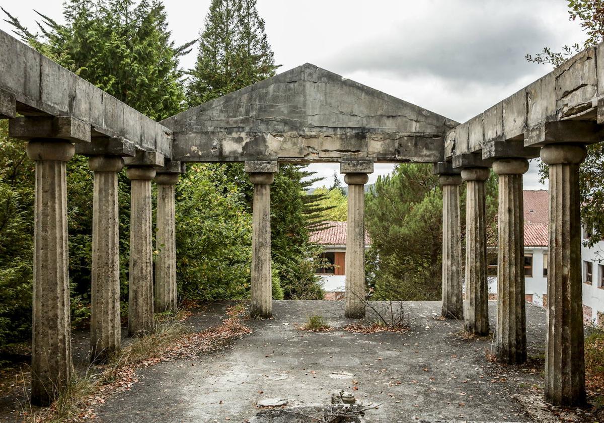 El complejo contaba con un edificio de estilo griego que los alumnos denominaban el 'partenón'.