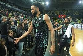 Killeya-Jones, el mejor hombre de negro contra el Anwil, da la mano a un espectador.