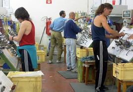 Un grupo de presos, trabajando en un taller de la cárcel de Nanclares.