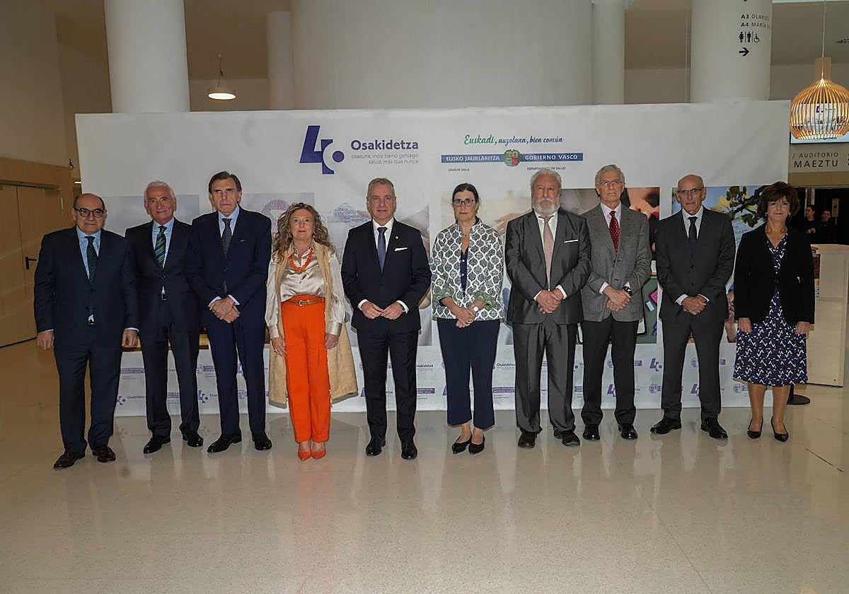 Urkullu y Sagardui con los exconsejeros de Salud.