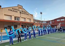 Imagen del alumnado tomando parte en una iniciativa por los derechos de la infancia.