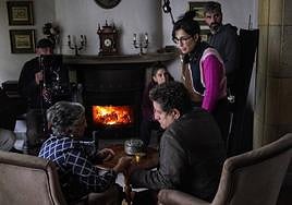 Alauda Ruiz de Azúa dirige a Itziar Aizpuru y Pedro Casablanc en el rodaje en Arrankudiaga de la serie 'Querer'.