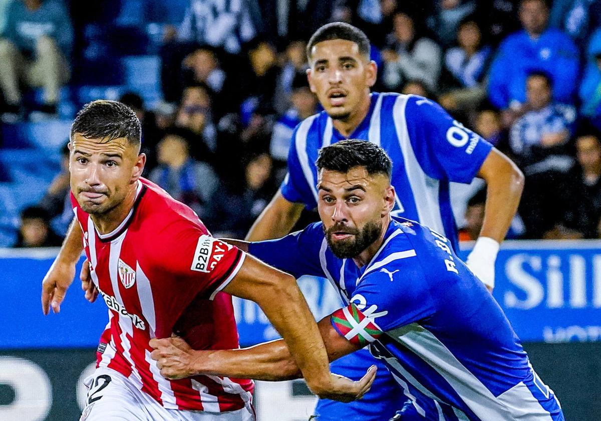 Duarte marca a Guruzeta en el derbi ante el Athletic.