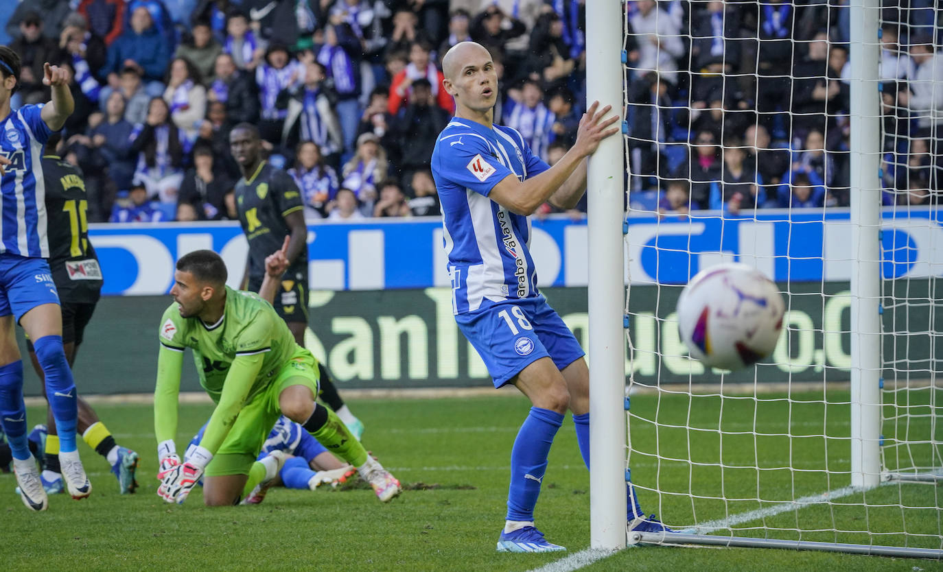 Guridi se lamenta en el poste en el partido ante el Almería.